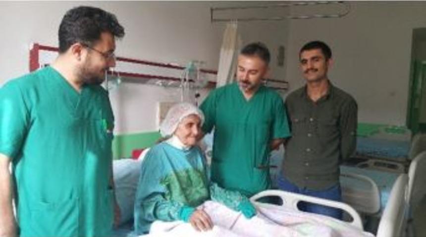 82 Yaşındaki Hastanın D&ouml;rt Damarı Değiştirildi