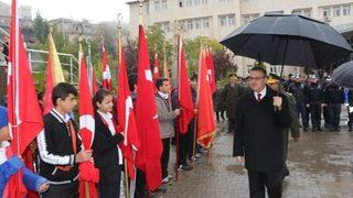 Şırnak’ta Protokolün Şemsiyelerle İzlediği 10 Kasım Töreninde Öğrenciler Sırılsıklam Oldu