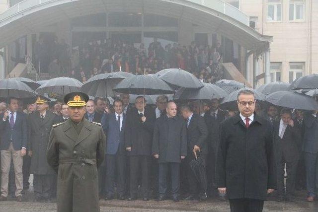 Şırnak’ta Protokolün Şemsiyelerle İzlediği 10 Kasım Töreninde Öğrenciler Sırılsıklam Oldu