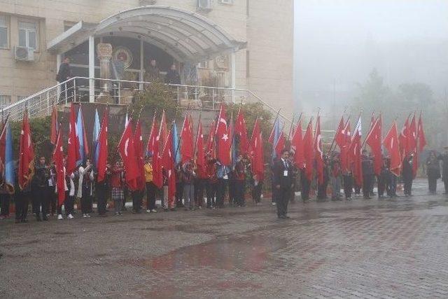 Şırnak’ta Protokolün Şemsiyelerle İzlediği 10 Kasım Töreninde Öğrenciler Sırılsıklam Oldu