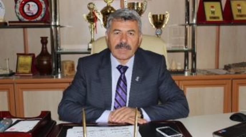 Halk Eğitim M&uuml;d&uuml;r&uuml; &Ouml;zbilgi&ccedil;, Yılın &Ouml;ğretmeni Se&ccedil;ildi