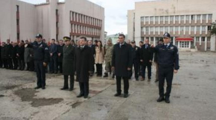 Atat&uuml;rk, &Ouml;l&uuml;m&uuml;n&uuml;n 77. Yılında Rahmetle Anıldı