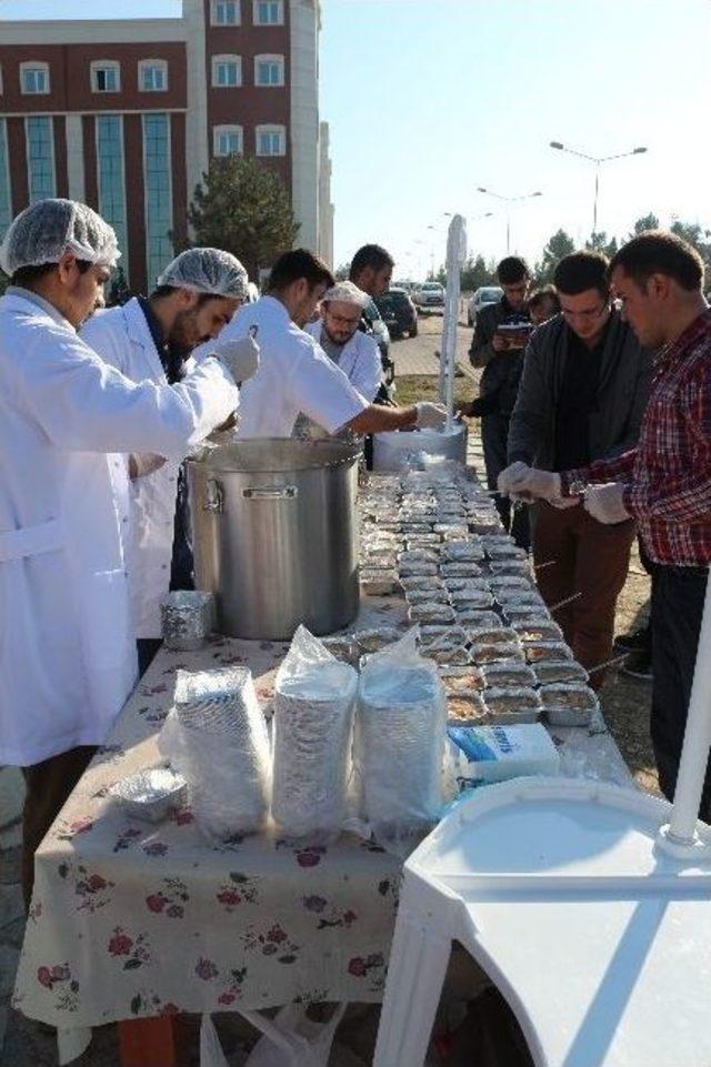 Bilecik Mostar Gençlik Gönüllülerinden Aşure İkramı