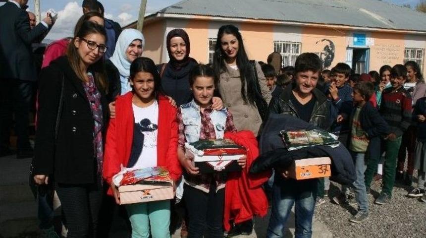 Muş&rsquo;ta K&ouml;y Okulu &Ouml;ğrencilerine &lsquo;kış&rsquo; Yardımı