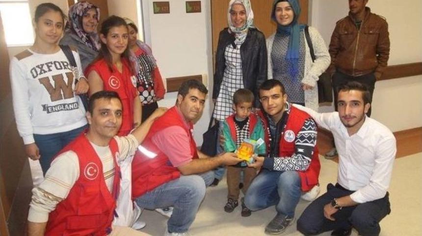Gen&ccedil;lik Merkezi &Uuml;yeleri, &Ccedil;ocuk Hastaları Ziyaret Etti