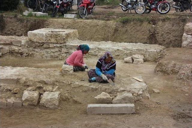 Tarihi Yemiş Kapanı Hanı Gün Yüzüne Çıkmaya Başladı