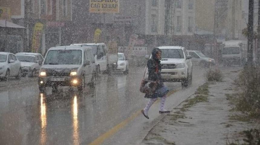 Y&uuml;ksekova&rsquo;da Kar Yağışı