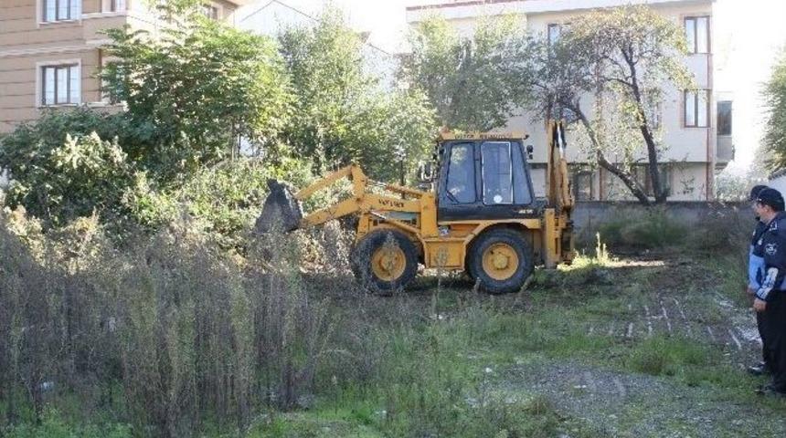 D&uuml;zce Belediyesi Metruk Alanları Temizliyor