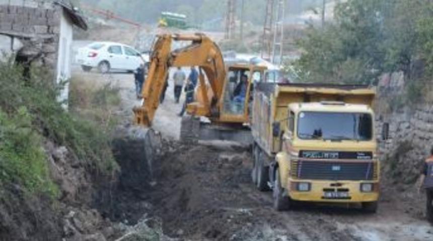 B&uuml;nyan Belediyesi Yol Yapım &Ccedil;alışmalarına 5 Farklı Mahallede Devam Ediyor
