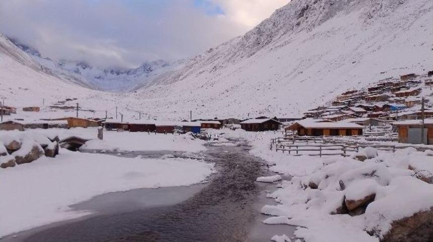 Rize&rsquo;nin Y&uuml;ksek Kesimlerinde Etkili Olan Kar Yağışıyla Birlikte Yaylacılar Yaylalardan Ayrılmaya Başladı