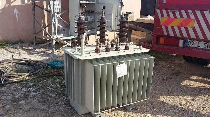 Trafoyu Par&ccedil;alayıp Kablo &Ccedil;aldılar