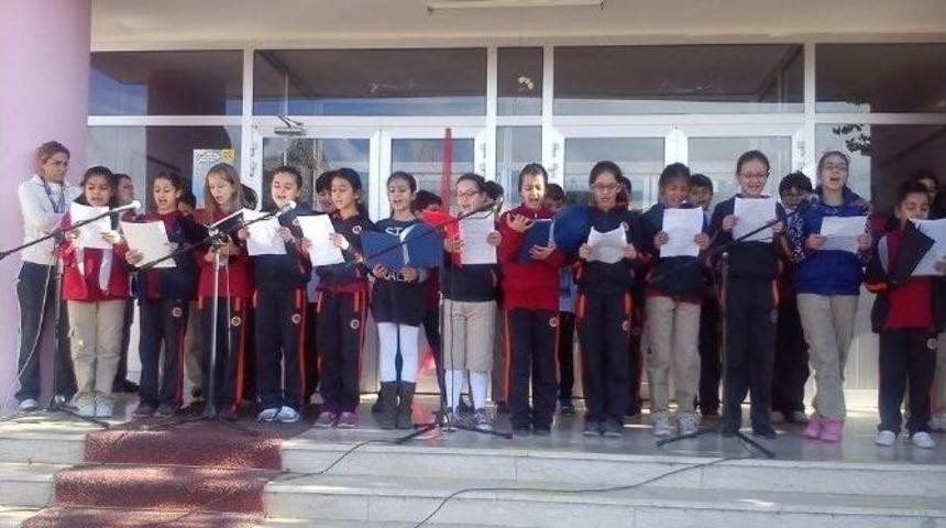 &Ouml;ğrenciler, Ulu &Ouml;nder Atat&uuml;rk&rsquo;&uuml; Andı