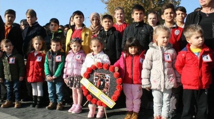 Minik Kalpleri İle Atat&uuml;rk&rsquo;&uuml; Andılar