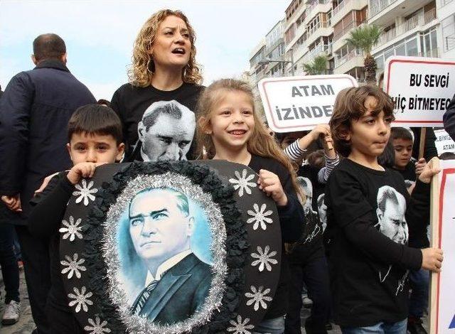 İzmir’de Atatürk’e Saygı Yürüyüşü