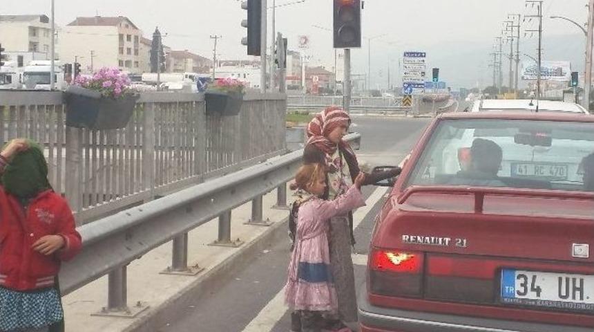 Suriyeli &Ccedil;ocuk Dilenciler Trafiği Tehlikeye Sokuyor