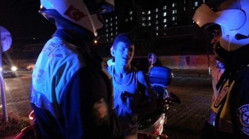 &Ouml;nce Trafiği Fel&ccedil; Etti, Polise Yakalanınca Ağlamaya Başladı