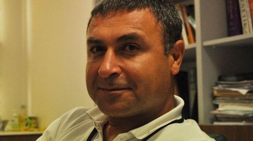 Me&uuml; Profes&ouml;r&uuml; Dokg&ouml;z&rsquo;&uuml;n Karikat&uuml;rleri İstanbul&rsquo;da Sergilenecek