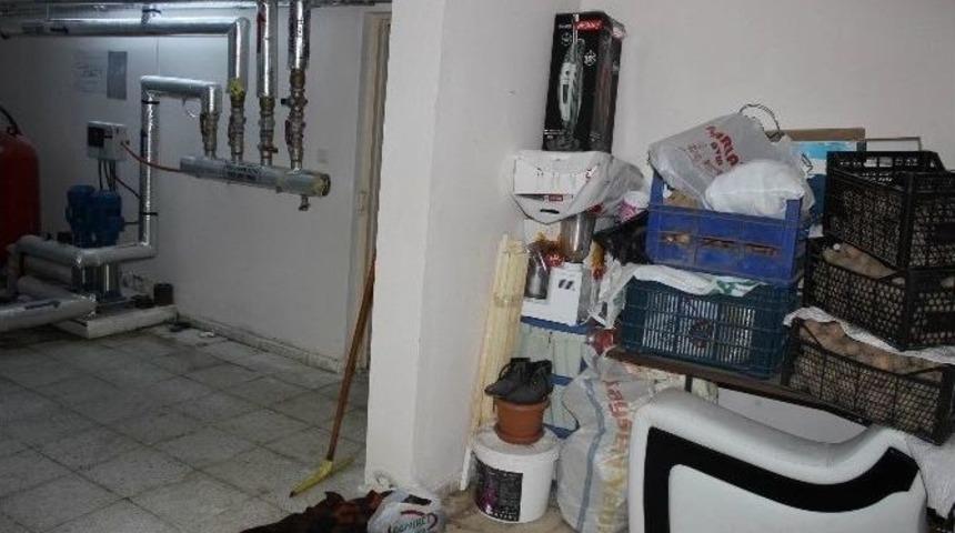 S&uuml;rekli Taşan Lağım Suyu Bina Sakinlerini &Ccedil;ileden &Ccedil;ıkardı