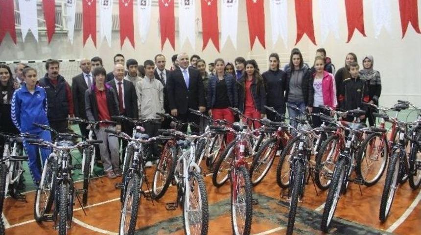 Elazığ&rsquo;da Sağlıklı Yaşam İ&ccedil;in Bisiklet Dağıtıldı