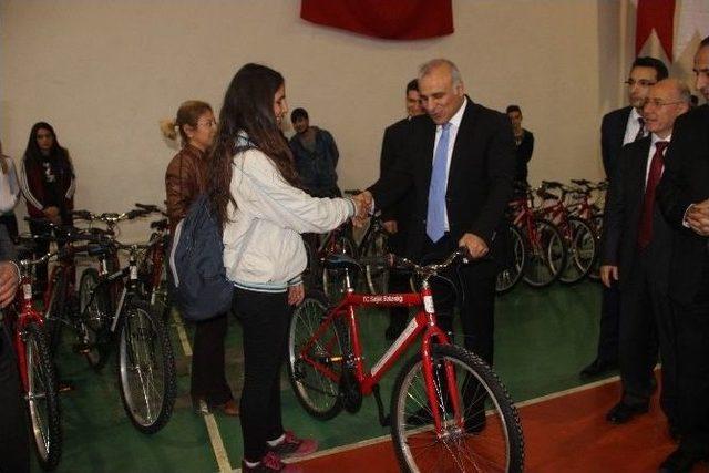 Elazığ’da Sağlıklı Yaşam İçin Bisiklet Dağıtıldı