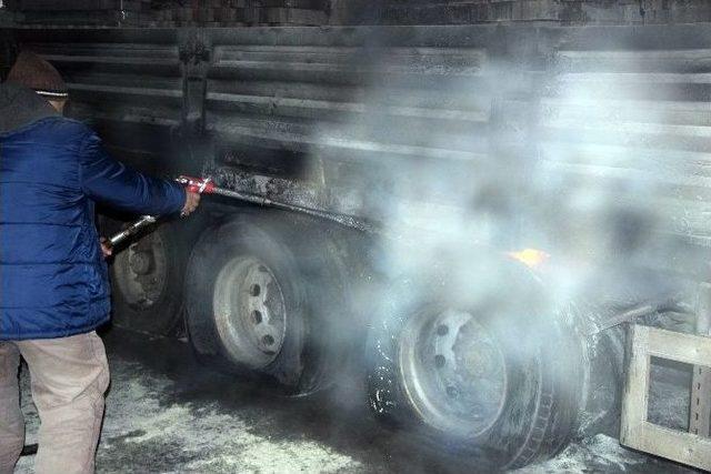 Kamyonet Yardım İçin Duran Tır’a Çarptı: 1 Ölü