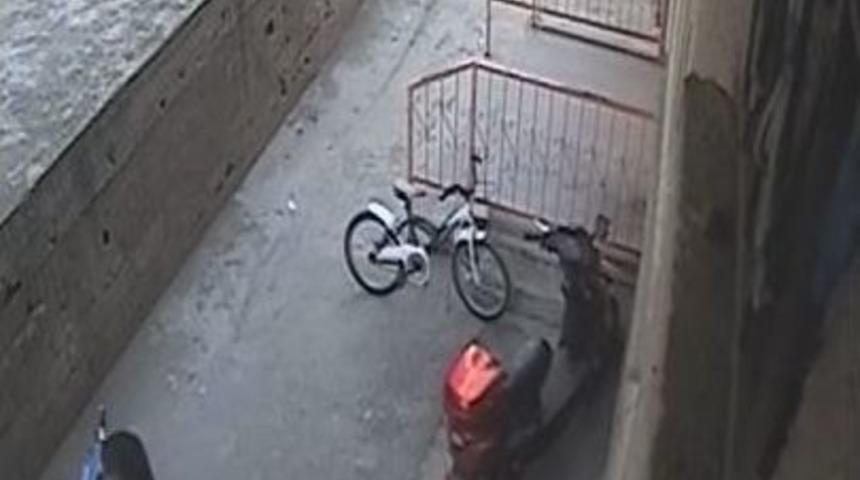 Motosiklet Hırsızı G&uuml;venlik Kamerasında