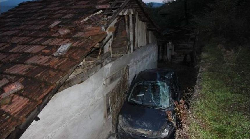 Otomobil, Ev İle Duvar Arasına Sıkıştı: 2 Yaralı