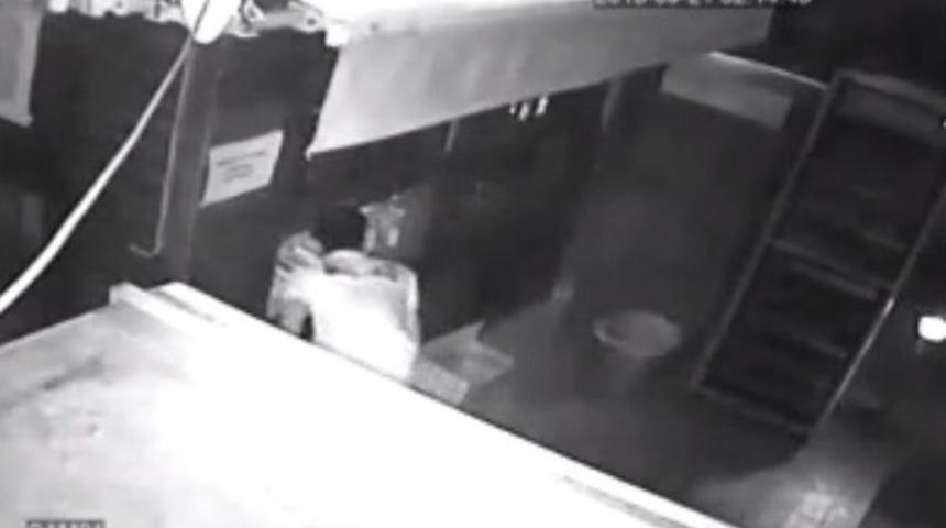 B&uuml;fe Hırsızı &Ouml;nce Kameraya Sonra Polise Yakalandı