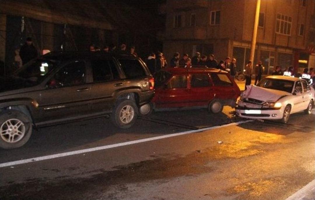 Alkoll&uuml; S&uuml;r&uuml;c&uuml; Zincirleme Kazaya Yol A&ccedil;tı