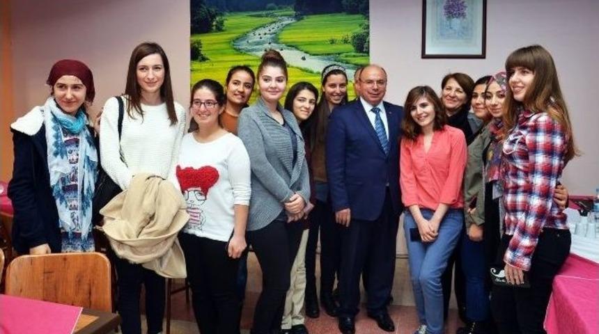 Vali &Ccedil;i&ccedil;ek, &Ouml;ğrencilere Başarının Sırrını Anlattı