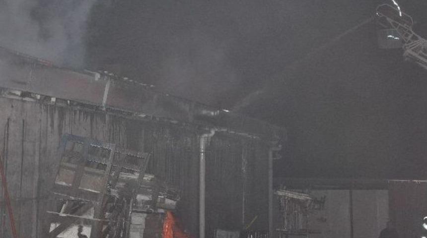 Gebze&rsquo;de Fabrika Yangını Paniğe Neden Oldu