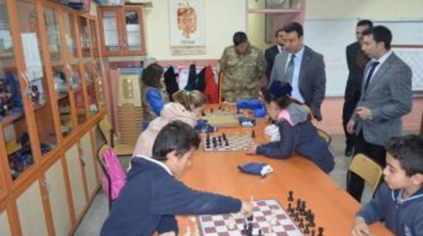 G&uuml;r&uuml;n Kaymakamı &Ouml;zdemir, Okulları Ziyaret Etti