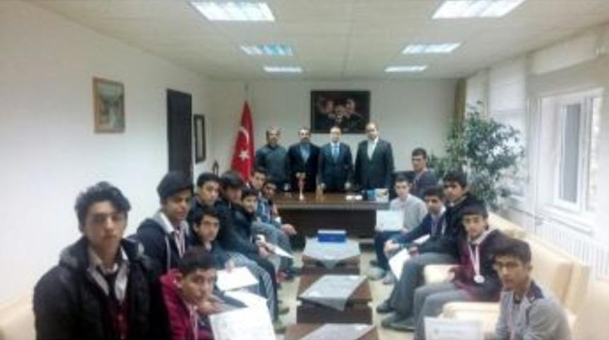 İl Şampiyonu G&uuml;reş&ccedil;iler Kaymakam &Ouml;zyiğit&rsquo;i Ziyaret Etti