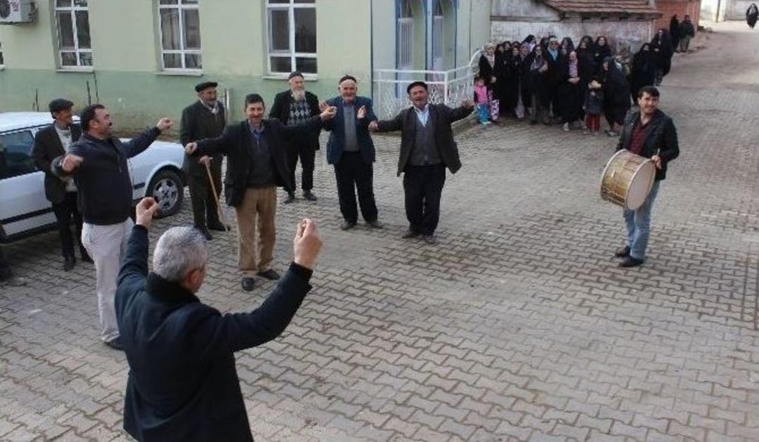 (&ouml;zel Haber) İ&ccedil;me Sularını Kurtaran K&ouml;yl&uuml; Kadınlar, Davayı &Ccedil;iftetelli Oynayarak Kutladı