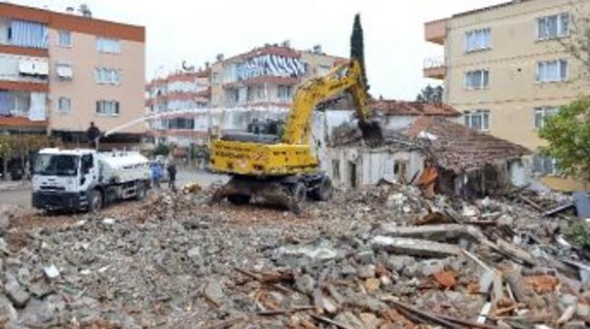 Muratpaşa&rsquo;da Metruk Binalar Yıkılıyor