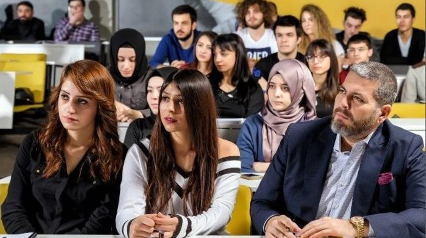 Bu &Uuml;niversitenin Başkanı, Danışmanlarını &Ouml;ğrencilerden Se&ccedil;iyor