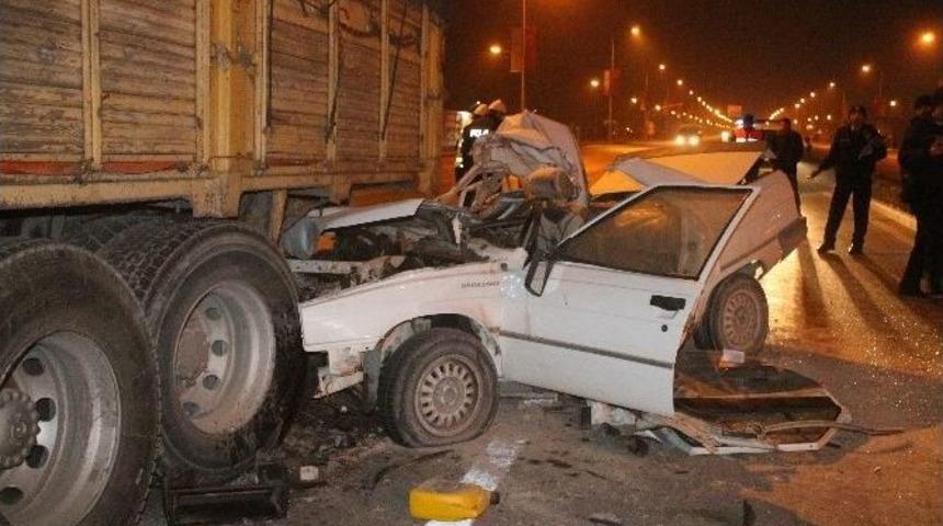 Otomobil Kamyona Arkadan &Ccedil;arptı: 1 &Ouml;l&uuml;