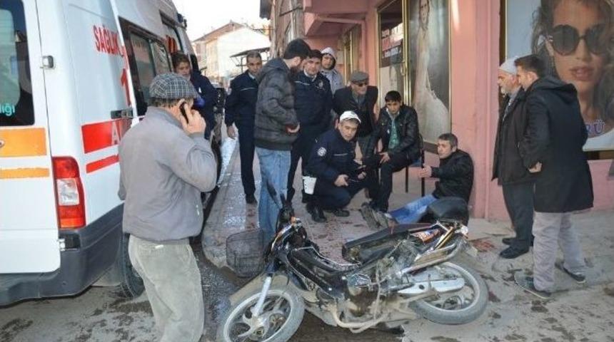 Otomobille Motosiklet &Ccedil;arpıştı: 2 Yaralı
