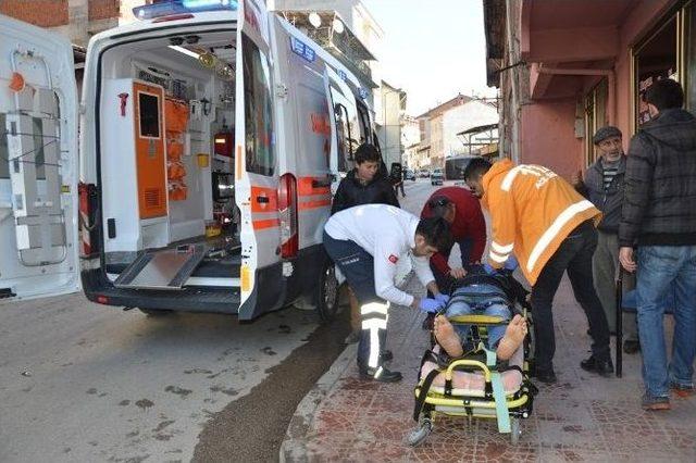 Otomobille Motosiklet Çarpıştı: 2 Yaralı