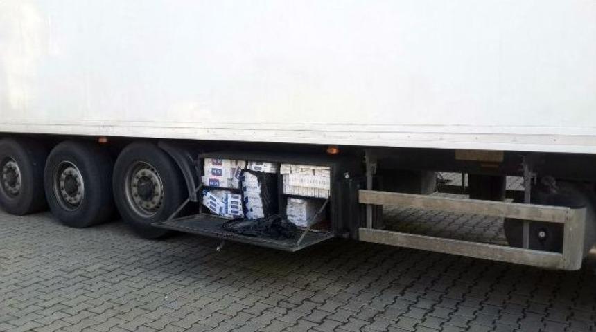 Cips Taşıyan Tır&rsquo;dan G&uuml;mr&uuml;k Ka&ccedil;ağı Sigara &Ccedil;ıktı