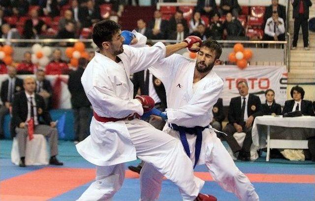 Büyükler Türkiye Karate Şampiyonası’nda Uygur Ve Eltemur Zirvede