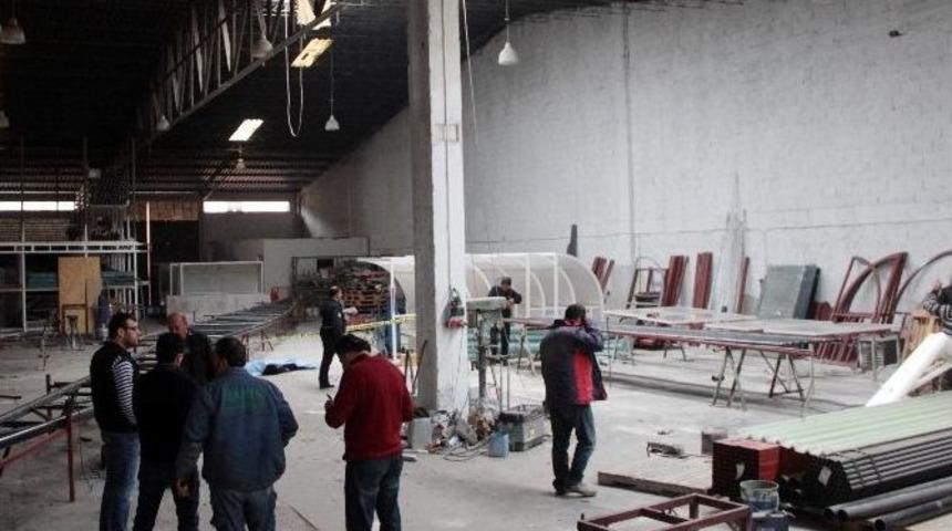 Elektrik&ccedil;i &Ccedil;atıdan D&uuml;şerek &Ouml;ld&uuml;