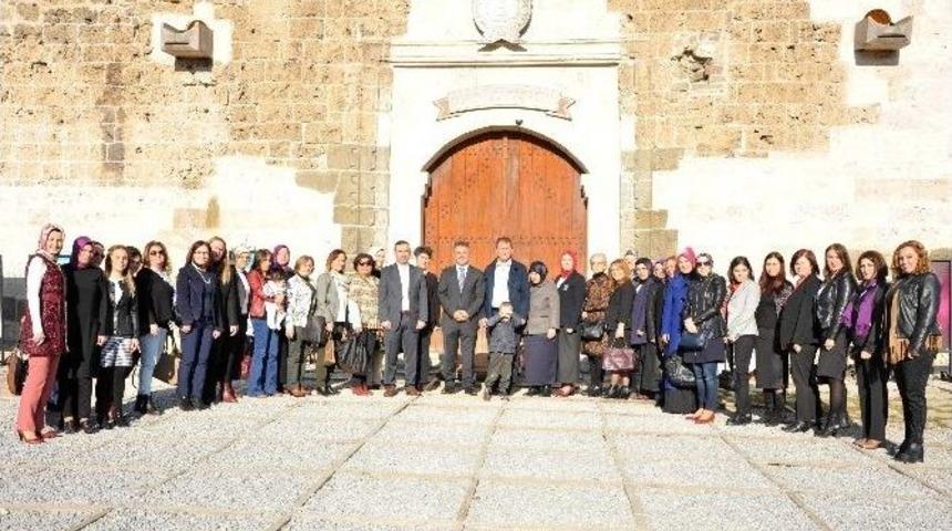 Bayan Okul Y&ouml;neticileri, &Ccedil;akallı Han&rsquo;da Buluştu