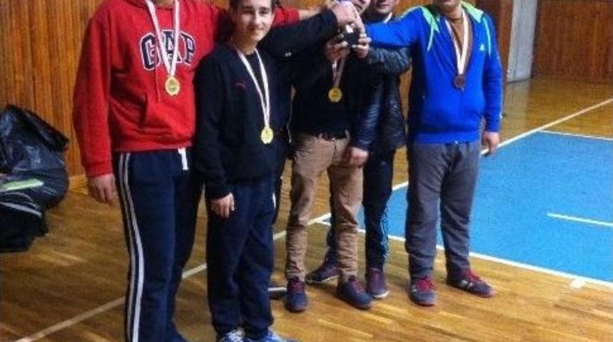 Tosya İmam Hatip Lisesi 6 &Ouml;ğrencisi G&uuml;reşte İl Birincisi Oldu