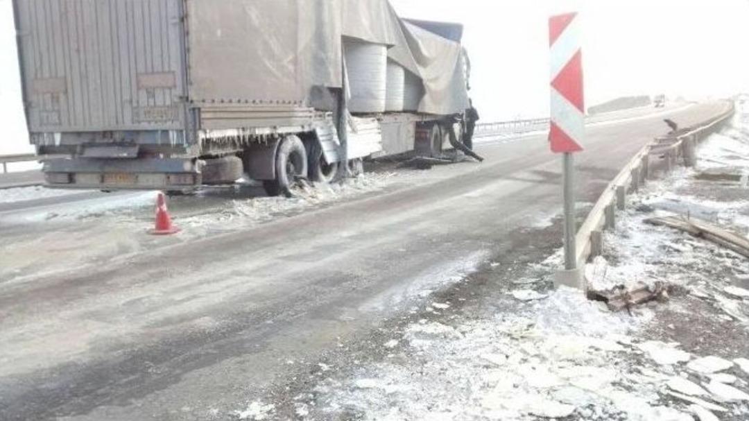 Kamyon Park Halindeki Tır&rsquo;a &Ccedil;arptı