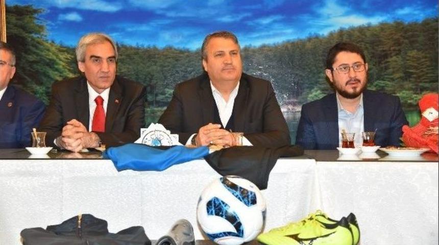 Yunusemre&rsquo;den Amat&ouml;r Sporculara Malzeme Desteği