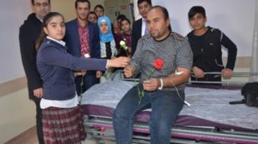 &Ouml;ğrenciler, Hastalara Karanfil Dağıttı