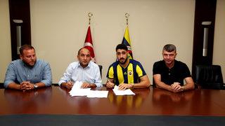 Tolga Ciğerci resmen Fenerbahçe'de! Formayı giydi