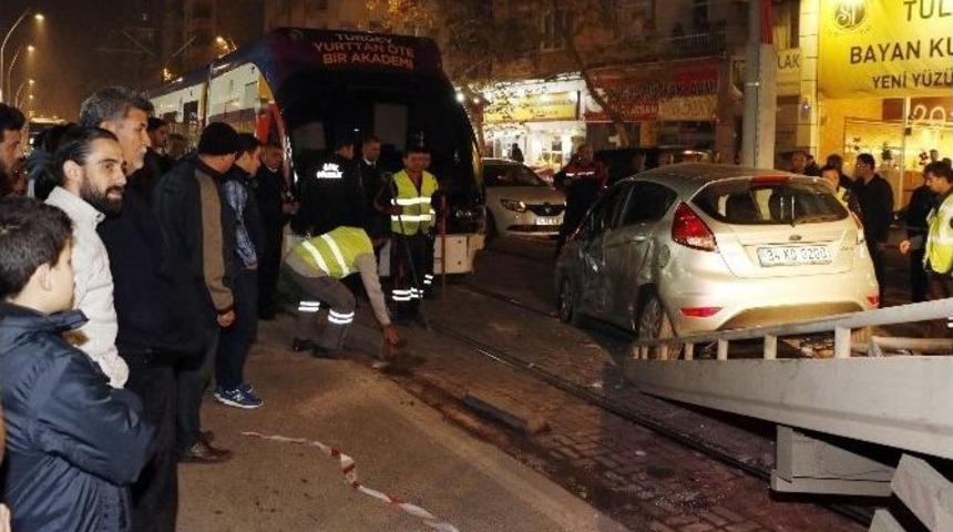 Tramvayla &Ccedil;arpışan Otomobilin Yaralı S&uuml;r&uuml;c&uuml;s&uuml; Ka&ccedil;tı