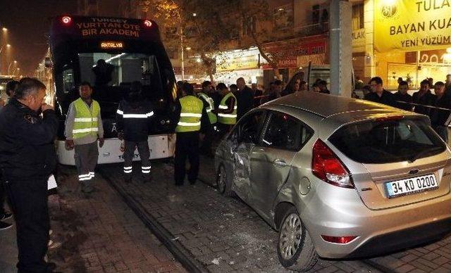 Tramvayla Çarpışan Otomobilin Yaralı Sürücüsü Kaçtı